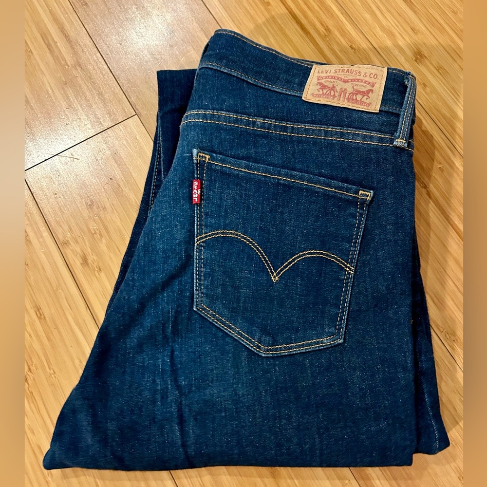 Levi's 310 shaping super skinny jean. Dark Blue. Size 30.